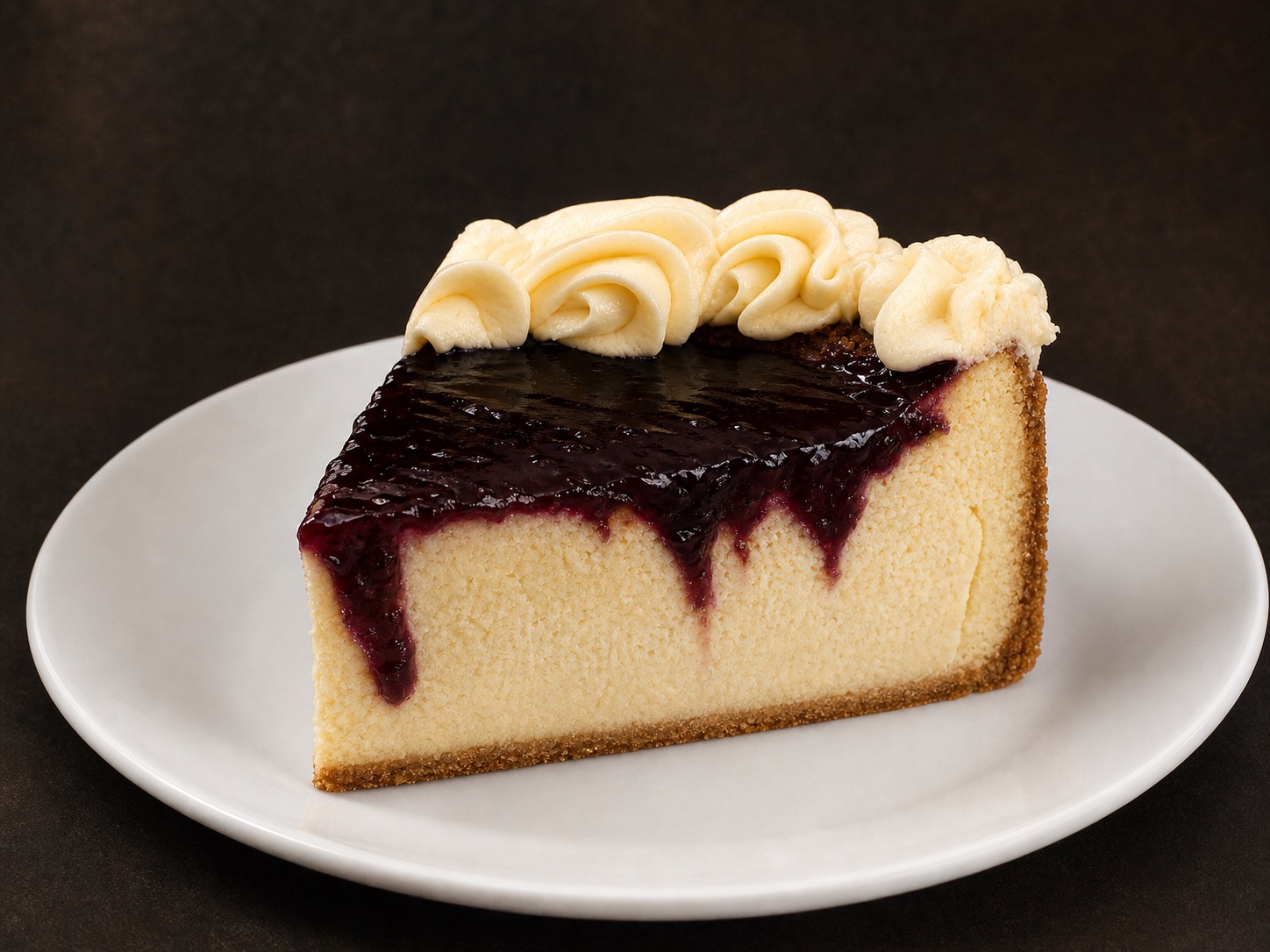 Rebanada de cheesecake con frutos rojos